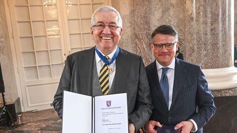 Ministerpräsident Boris Rhein überreichte Werner Reinke den Hessischen Verdienstorden