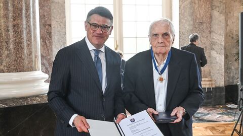 Ministerpräsident Boris Rhein überreichte Wilhelm Passet den Hessischen Verdienstorden.