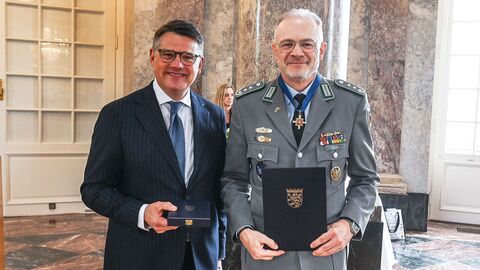Ministerpräsident Boris Rhein überreichte Oberst Siegfried Zeyer den Hessischen Verdienstorden. Ministerpräsident Boris Rhein überreichte Oberst Siegfried Zeyer den Hessischen Verdienstorden.
