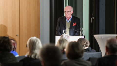 Martin Mosebach ist auch in der Hessischen Landesvertretung kein Unbekannter. Bereits zum dritten Mal stellte er am 20. März eines seiner Werke vor Mann spricht auf der Bühne zu den Zuschauern: Martin Mosebach ist auch in der Hessischen Landesvertretung kein Unbekannter. Bereits zum dritten Mal stellte er am 20. März eines seiner Werke vor