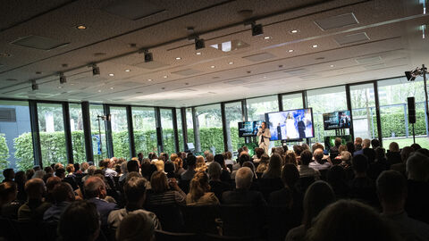 Blick auf vollbesetzte Stuhlreihen: Mit 150 Gästen war die Veranstaltung in der Landesvertretung ausgebucht.