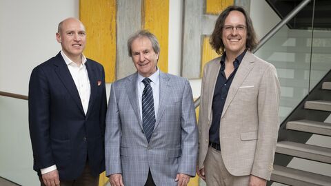Hessens Minister für Bundesangelegenheiten Manfred Pentz (links), der internationale Star Chris de Burgh (Mitte) und der Produzent und Geschäftsführer von Spotlight Musicals, Peter Scholz (rechts), in der Landesvertretung Hessens in Berlin
