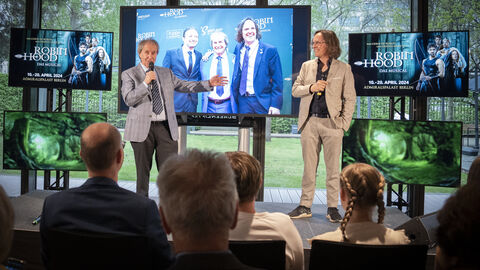 Auf der Bühne: Chris de Burgh (links) und Produzent Peter Scholz (rechts) erzählten den Gästen von ihrer Zusammenarbeit.