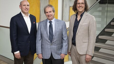 Gruppenfoto (v.l.n.r.): Staatsminister Manfred Pentz, Komponist Chris de Burgh und Produzent Peter Scholz