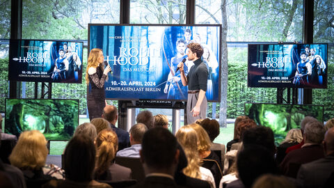 Stehen nebeneinander auf der Bühne: Musicaldarsteller Johanna Zett (spielt Lady Marian) und Philipp Büttner (spielt Robin von Loxley) 