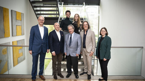 Gruppenfoto: In der hinteren Reihe: Musicaldarsteller Philipp Büttner (spielt Robin von Loxley) und Johanna Zett (spielt Lady Marian). In der vorderen Reihe (v.l.n.r.): Michael Brand MdB, Bundestagsabgeordneter aus Fulda, Staatsminister Manfred Pentz, Chris de Burgh, Peter Scholz, Produzent des Musicals „Robin Hood“, und Dr. Katharina Brauer, Dienststellenleiterin der Landesvertretung. 