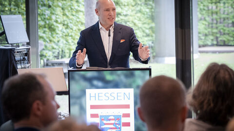 Mann am Rednerpult spricht zu Gästen: Zu Beginn der Veranstaltung sprach Staatsminister Manfred Pentz dem Musical Sommer in Fulda seine Glückwünsche zum 20-jährigen Jubiläum aus. 