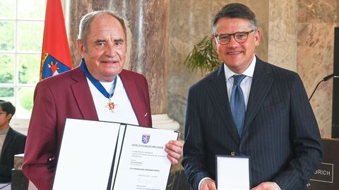Ministerpräsident Boris Rhein überreichte Holger Weinert den Hessischen Verdienstorden. Ministerpräsident Boris Rhein überreichte Holger Weinert den Hessischen Verdienstorden.