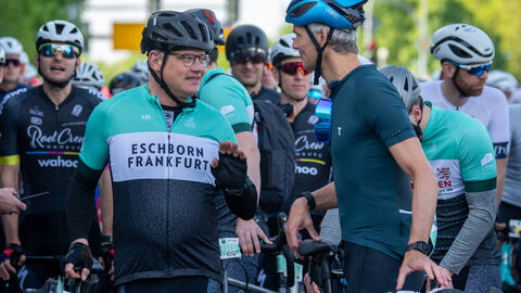 Radrennen Eschborn-Frankfurt Ministerpräsident Rhein in Radsport-Kleidung neben weiteren Teilnehmern des Radrennens.