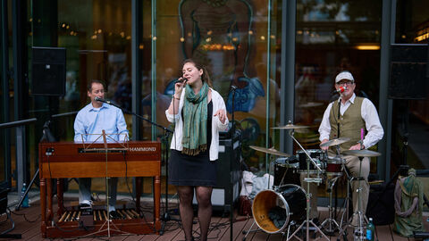 Die Band „Die Nachbarn“ aus Darmstadt begeisterte mit Live-Musik Sängerin, Pianist und Schlagzeuger unterhalten die Gäste