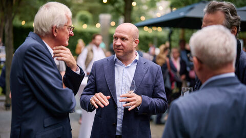Auch der Hessische Weinbauminister Ingmar Jung war vor Ort und kam mit Gästen ins Gespräch Gäste miteinander im Gespräch: Auch der Hessische Weinbauminister Ingmar Jung war vor Ort und kam mit Gästen ins Gespräch.