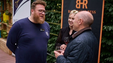 Staatsminister Manfred Pentz (r.) und Weinkönigin Viktoria Wolf im Gespräch mit Marius Baumeister (l.) vom Weingut Balthasar Ress Staatsminister Manfred Pentz und Weinkönigin Viktoria Wolf im Gespräch mit Marius Baumeister vom Weingut Balthasar Ress