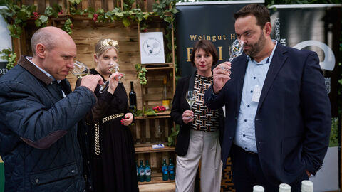 Riechen, schmecken, probieren – am Stand des Weinguts Hans Prinz Menschen riechen an ihren gefüllten Weingläsern: Riechen, schmecken, probieren – am Stand des Weinguts Hans Prinz