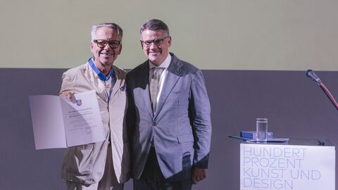 Ministerpräsident Boris Rhein hat dem langjährigen Präsidenten der Hochschule für Gestaltung Offenbach, Prof. Bernd Kracke, den Hessischen Verdienstorden verliehen.