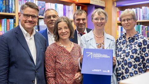 Ministerpräsident Rhein bei der Verleihung „Hessens beste Dorfbuchhandlung“. Ministerpräsident Rhein bei der Verleihung „Hessens beste Dorfbuchhandlung“.