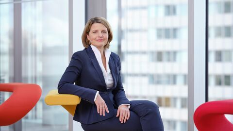 Dr. Köhler-Geib sitzt auf einem Sessel und schaut in die Kamera.