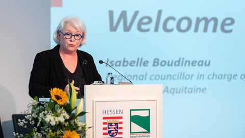 Isabelle Boudineau steht am Podest und hält einen Vortrag