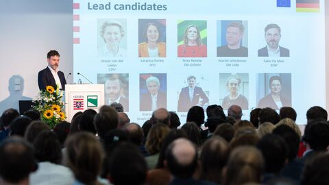 Markus Becker steht am Podium und hält einen Vortrag