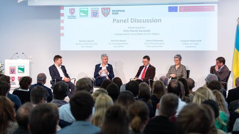 Teilnehmende sitzen zusammen und unterhalten sich