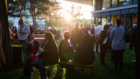 In der Abenddämmerung konnten die Gäste ihre Weinproben genießen Menschen probieren draußen bei sinkender Sonne Wein: In der Abenddämmerung konnten die Gäste ihre Weinproben genießen