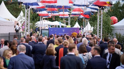 Menschen beim Hessenfest 2024. Menschen, die das Hessenfest in Berlin besuchen.