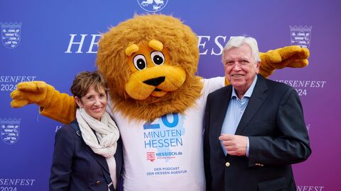Löwen-Maskottchen der Hessenagentur. rsula Bouffier und Ehemann Volker Bouffier, Hessischer Ministerpräsident a. D. werden vom Löwen-Maskottchen empfangen.