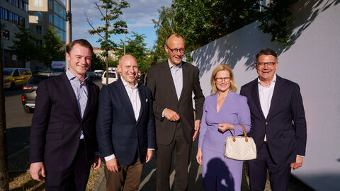 Staatssekretär und Chef der Staatskanzlei Benedikt Kuhn, Staatsminister Manfred Pentz, Parteivorsitzender der CDU und Oppositionsführer im Deutschen Bundestag, Friedrich Merz, Tanja Rhein-Raab und Ehemann Boris Rhein, Hessischer Ministerpräsident. Staatssekretär und Chef der Staatskanzlei Benedikt Kuhn, Staatsminister Manfred Pentz, Parteivorsitzender der CDU und Oppositionsführer im Deutschen Bundestag, Friedrich Merz, Tanja Rhein-Raab und Ehemann Boris Rhein, Hessischer Ministerpräsident, schauen in die Kamera