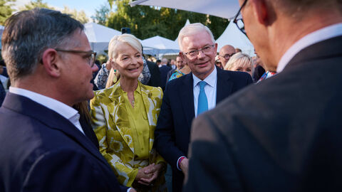 Ministerpräsident Boris Rhein, Olympiasiegerin und Hessische Sportbeauftragte Ann Kathrin Linsenhoff, Ministerpräsident a. D. Roland Koch. Ministerpräsident Boris Rhein, Olympiasiegerin und Hessische Sportbeauftragte Ann Kathrin Linsenhoff und Ministerpräsident a. D. Roland Koch unterhalten sich