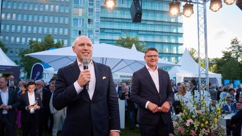 Hessischer Ministerpräsident Boris Rhein und Staatsminister Manfred Pentz begrüßen die Gäste. Hessischen Ministerpräsidenten Boris Rhein begrüßte zusammen mit Staatsminister Manfred Pentz die Gäste.