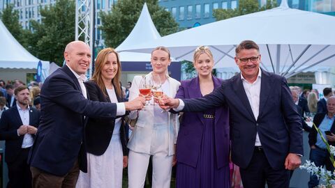 Manfred Pentz, Astrid Wallmann, Chiara Köbler, Viktoria Wolf und Boris Rhein beim Anstoßen. Staatsminister Manfred Pentz, Landtagspräsidentin Astrid Wallmann, Miss Hessen 2025 Chiara Köbler, die Rheingauer Weinkönigin Viktoria Wolf, Ministerpräsident Boris Rhein (v.r.n.l.).