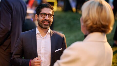 Der Hessische Wirtschaftsminister und Vize-MP Kaweh Mansoori. Der Hessische Wirtschaftsminister und Vize-MP Kaweh Mansoori unterhalten sich