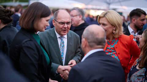Ilse Aigner, MdL, Präsidentin des Bayerischen Landtags, Christian Schmidt, Bundesminister a. D. und Hoher Repräsentant für Bosnien und Herzegowina sowie Julia Klöckner, MdB, Bundesministerin a. D. Ilse Aigner, Christian Schmidt sowie Julia Klöckner im Gespräch