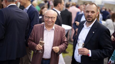 Hans-Joachim Heist (links im Bild) – auch bekannt in der Rolle als Gernot Hassknecht in der heute-show. Hans-Joachim Heist (links im Bild) – auch bekannt in der Rolle als Gernot Hassknecht in der heute-show schaut mit einer weiteren Person in die Kamera