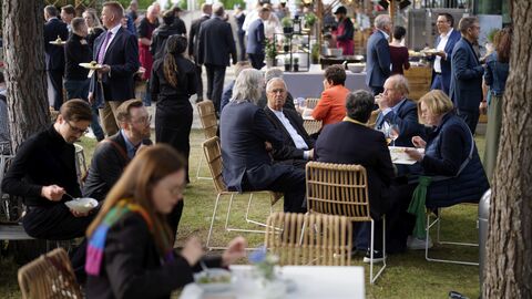 Viele Gäste konnten die gemütliche Atmosphäre im Alten Garten der Landesvertretung genießen. Menschen beim Hessenfest