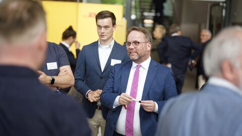 Staatsminister Timon Gremmels, Hessischer Minister für Wissenschaft und Forschung, Kunst und Kultur besuchtdas Hessenfest. Staatsminister Timon Gremmels im Gespräch