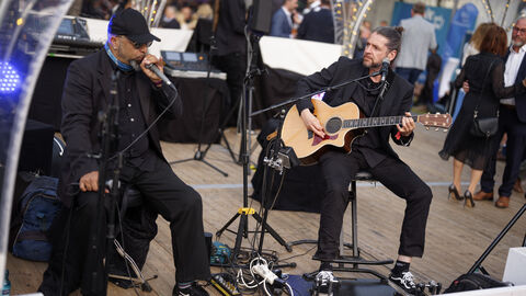 Die „Soulrockers“ sorgten für gute Stimmung. Zwei Menschen musizieren auf der Bühne