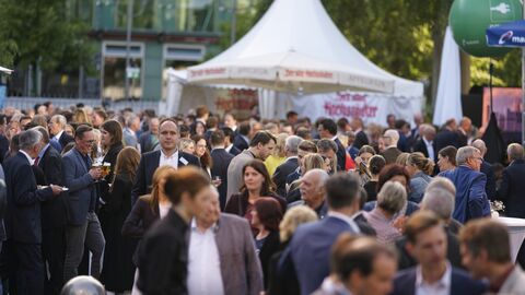 Viele Menschen finden sich auf dem Hessenfest zusammen. Menschenmenge auf dem Hessenfest 2024