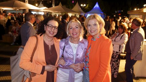 Staatsministerin Prof. Dr. Kristina Sinemus (Mitte), Hessische Ministerin für Digitalisierung und Innovation, und Julia Klöckner, MdB, Bundesministerin a. D. (rechts). Prof. Dr. Kristina Sinemus und Julia Klöckner schauen mit einer weiteren Person in die Kamera
