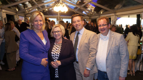 Ines Claus, Fraktionsvorsitzende der CDU im Hessischen Landtag und die Landtagsabgeordneten Birgit Heitland, Stefan Schneider und Frank Steinraths. Ines Claus, Birgit Heitland, Stefan Schneider und Frank Steinraths schauen in die Kamera