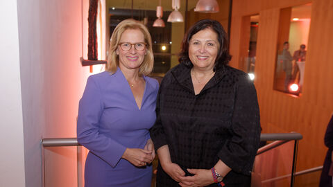 Tanja Rhein-Raab und Karin Müller, Staatssekretärin für Bundes- und Europaangelegenheiten, Internationales und Entbürokratisierung. Tanja Rhein-Raab und Karin Mülle schauen in die Kamera