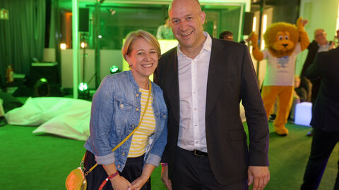 Lena Arnold, MdL, und Staatsminister Ingmar Jung, Hessischer Minister für Landwirtschaft und Umwelt, Weinbau, Forsten, Jagd und Heimat. Lena Arnold und Ingmar Jung schauen in die Kamera