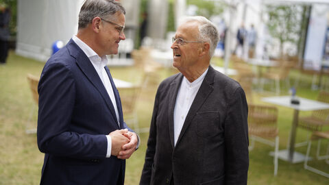 Boris Rhein im Gespräch mit a. D. Hans Eichel. Ministerpräsident Boris Rhein im Gespräch mit Ministerpräsident a. D. Hans Eichel