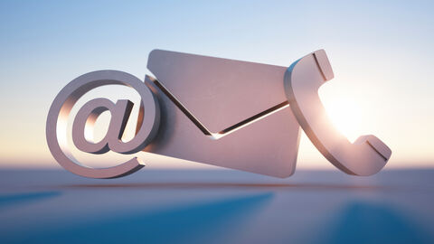 Das Bild zeigt ein at-Zeichen, einen Briefumschlag und ein Telefon