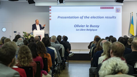 Olivier le Bussys beim Vortrag über die Wahlen in Belgien Olivier le Bussys hält einen Vortrag