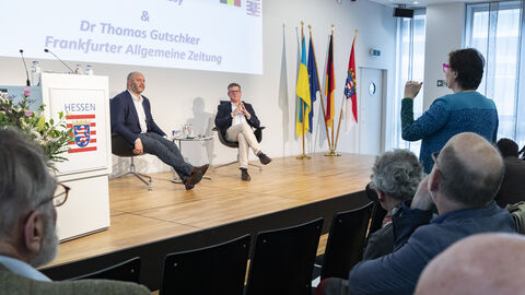 Olivier le Bussy stellt sich den Fragen von Teilnehmenden Olivier le Bussy und Dr. Thomas Gutschker beantworten Fragen vom Publikum