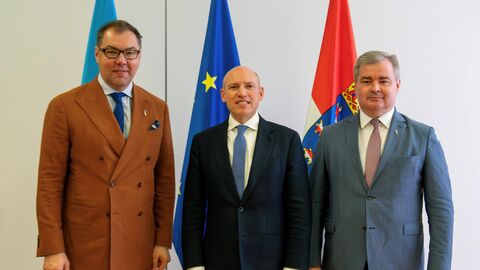 Europaminister Manfred Pentz mit dem Botschafter (links) und dem Generalkonsul der Ukraine. 