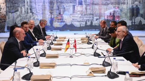 Europaminister Manfred Pentz, begleitet von Abgeordneten des Hessischen Landestages im Gespräch mit Akif Çağatay Kılıç, am 18. Juli 2024 Europaminister Manfred Pentz sitzt mit Abgeordneten des Hessischen Landestages am Tisch und unterhält sich mit Akif Çağatay Kılıç