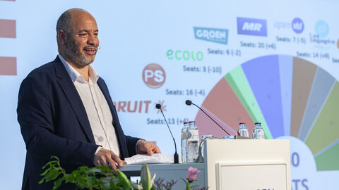 Olivier le Bussy mit einem Diagramm im Hintergrund