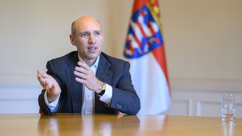 Ein Mann sitzt an einem Tisch