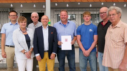 Manfred Pentz posiert gemeinsam mit Mitgliedern des Athletik-Sportvereinigung 1889 Dieburg e.V